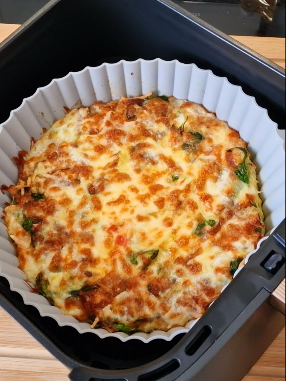 This Air Fryer Breakfast idea turned out SO DELICIOUS!🥰 Ingredients:😋 4 eggs 1 tomato Mushrooms Ham (I used turkey ham) Spinach Grated cheese Salt and pepper A little oil for greasing the mold Bake in the air fryer for 20 minutes at 160°C/320°F.
