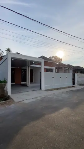 ⸻ 🏡 Spesifikasi Rumah Tipe 116 – Jalan Ujung Pandang harga 950 jutaan         . Tanah 10 x 20 m2 	•	Luas Bangunan: 116 m² 	•	Kamar Tidur: 3 	•	Kamar Mandi/Toilet: 2 	•	Fasilitas: 	•	Pagar keliling siap pakai 	•	Area taman depan/belakang 	•	Ruang tamu & ruang keluarga luas 	•	Dapur modern 	•	Carport untuk 1–2 mobil 	•	Lokasi: Strategis di Jalan Ujung Pandang, dekat fasilitas umum, sekolah, dan pusat perbelanjaan 	•	Kondisi: Siap huni, bangunan kokoh & desain modern Wa : 0858-0621-4267 #rumahpontianak #perumahanpontianak #carirumahpontianak #rumahsiaphunipontianak #rumahmewahpontianak 