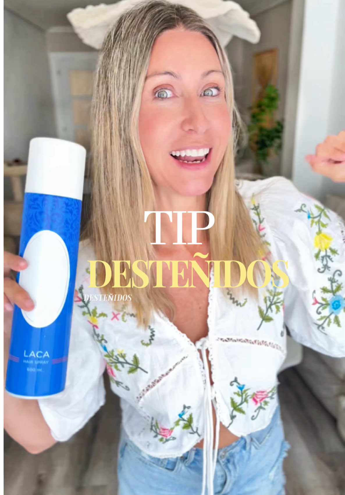 En casa somos un poco desastres con las coladas, y de vez en cuando nos encontramos sorpresas desagradables. Así que no queda otra que tirar de los sabios consejos expertos de mi querida  Bego @la_ordenatriz para arreglar las pifias. Os aseguro que esta blusa (por cierto de mis favoritas) pintaba muy mal… por el fondo blanco, los colores bordados, desteñido en fucsia fluorescente y amarillo..:No pensaba ni por asomo de que se arreglase …  Pero SI! Solo con laca de pelo ! La de toda la vida! La de los moños para las actuaciones de ballet 😂 y si, si no lo hubiera comprobado en mis carnes no me lo creeria, y parece cosa de  magia!!! Pero mi blusa vuelve a estar como recién comprada ! Si te pasa a ti algo parecido, ya sabes! A tirar de la laca !!!🙌🏻 y adiós desteñidos . #organizacion #limpieza #quitardestwñidos #hogar #colada