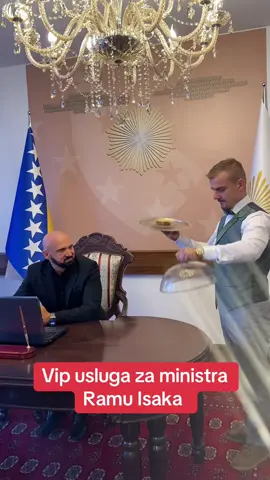 Danas sam imao posebno zadovoljstvo – u odijelu iz @In Vivo - Cruyff i sa slatkim paketom iz @Baklava Ducan Sarajevo odnio baklavu našem  ministru unutrašnjih poslova BiH @ramoisakk  Spoj tradicije, elegancije i poštovanja – jer prave vrijednosti uvijek zaslužuju najbolju prezentaciju i VIP uslugu👔  #viralvideos #tik_tok #fyp #baja #2025 