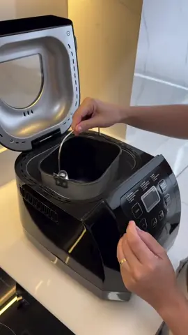 Praticidade e sabor na sua cozinha! 🍞✨ Com a Panificadora Britânia, você prepara pães fresquinhos e caseiros sem esforço. Basta escolher o programa, ajustar o timer e pronto: o cheirinho de pão quentinho vai invadir sua casa 😋 #Panificadora #PãoCaseiro #CozinhaPrática #britânia 
