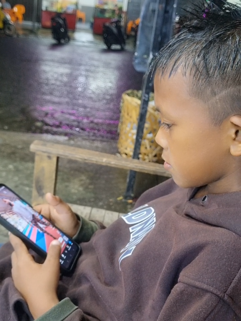 kayak nya taufik kecapean baru jual tisu malam malam dalam hujan 🥺basah-basah ..terus taufik samperin  tempat saya 🥺🥺..ya allah sehat selalu ya taufik walaupun gak mau sama abg 🥺🤲  #taufikpenjualtisu 