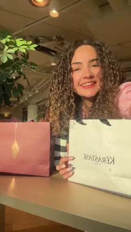 Je vous montre les cadeaux qu’on a reçu le jour de l’événement de @Lilyslilah de la part de @Kérastase pour les cheveux !! Merci bcp 🩷🩷  #kérastase #evenement #paris #lilyslilah #cheveuxbouclés 
