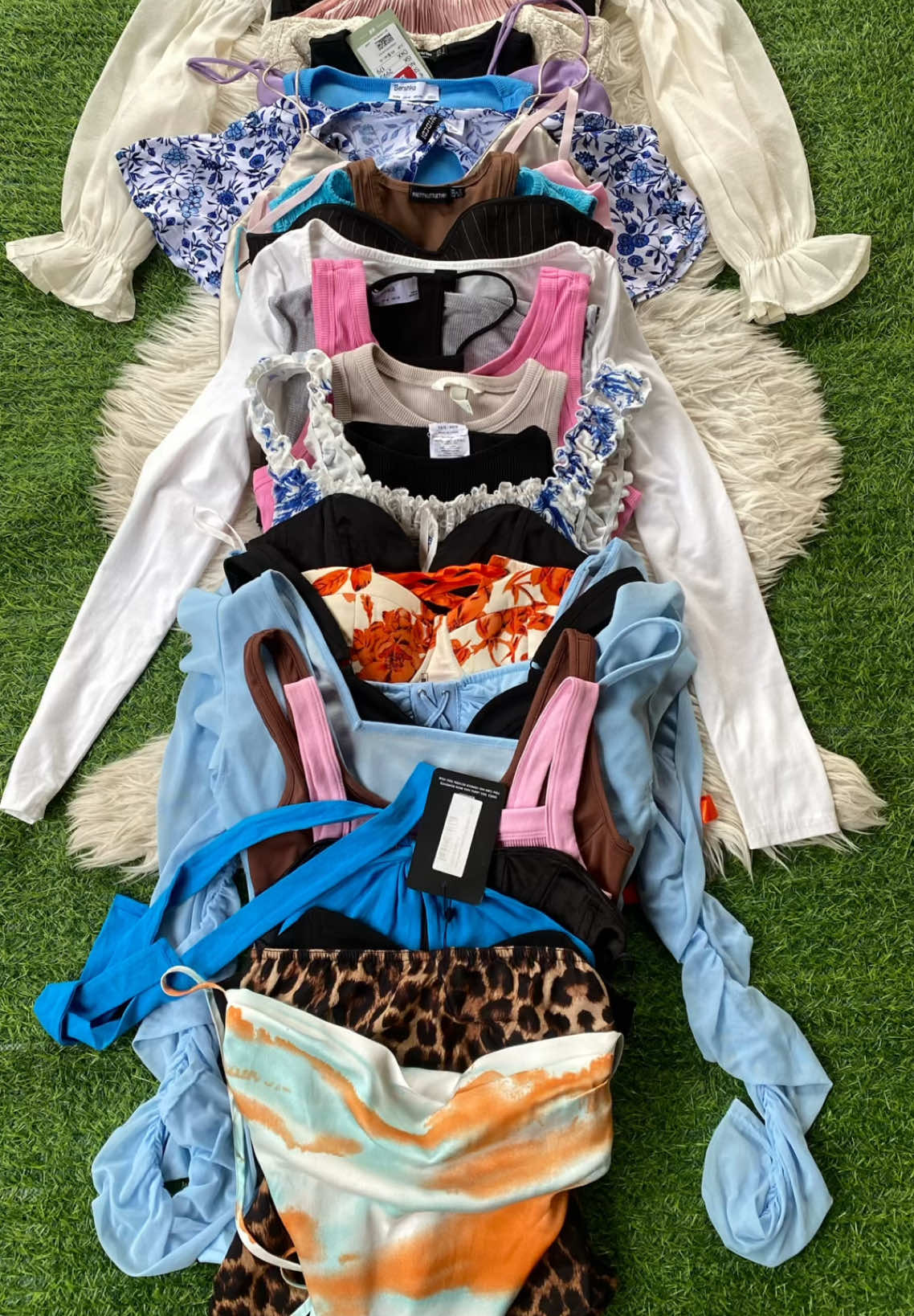 Eu digo crop e vocês dizem lândia 😻 Tamanhos 2XS a L   📍Estamos localizados na cidade de Maputo, bairro da Malanga, Av. Rio Tembe próximo a paragem tendinha, para quem vem da Av. 24 de Julho ou Av. Do trabalho a paragem é Fajardo. Segunda a sexta: das 09h às 18h Sábados: das 09h às 14:30 Domingos: fechado  📞📲 843509402  #brecho #croptop #fashion #lojaonline #compraonline #lojafeminina #cropped #top #woman #blusas #fashionstyle