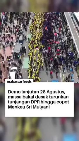 Gelombang protes terkait sejumlah kebijakan pemerintah dan DPR RI belum reda. Setelah aksi besar-besaran digelar pada Senin (25/8/2025), massa berencana kembali turun ke jalan pada Kamis (28/8/2025). Informasi yang beredar menyebut, Forum AKSI akan bergabung bersama elemen mahasiswa untuk menggelar demonstrasi di depan Gedung DPR RI, Jakarta. Berdasarkan seruan aksi yang beredar, titik kumpul ditetapkan di depan pintu masuk DPR (Jl. Gatot Subroto) pukul 13.00 WIB. Adapun empat tuntutan utama yang akan disuarakan dalam aksi ini, antara lain: Bubarkan Danantara Turunkan tunjangan anggota DPR Lengserkan Menkeu Sri Mulyani yang disebut sebagai maestro pemungut pajak rakyat Lengserkan Gibran Seruan ini menegaskan bahwa aksi Kamis besok akan menjadi lanjutan dari protes sebelumnya yang menyoroti isu kenaikan tunjangan DPR dan berbagai kebijakan ekonomi. Sebelumnya, Demonstrasi di depan Gedung DPR/MPR RI, Senayan, Jakarta diwarnai kericuhan, Senin (25/8/2025). Massa turut diikuti oleh banyak anak-anak sekolah. Selengkapnya: [Fajar] #makassarfeeds