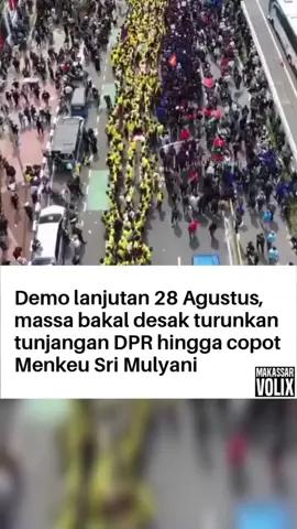 Gelombang protes terkait sejumlah kebijakan pemerintah dan DPR RI belum reda. Setelah aksi besar-besaran digelar pada Senin (25/8/2025), massa berencana kembali turun ke jalan pada Kamis (28/8/2025). Informasi yang beredar menyebut, Forum AKSI akan bergabung bersama elemen mahasiswa untuk menggelar demonstrasi di depan Gedung DPR RI, Jakarta. Berdasarkan seruan aksi yang beredar, titik kumpul ditetapkan di depan pintu masuk DPR (Jl. Gatot Subroto) pukul 13.00 WIB. Adapun empat tuntutan utama yang akan disuarakan dalam aksi ini, antara lain: Bubarkan Danantara Turunkan tunjangan anggota DPR Lengserkan Menkeu Sri Mulyani yang disebut sebagai maestro pemungut pajak rakyat Lengserkan Gibran Seruan ini menegaskan bahwa aksi Kamis besok akan menjadi lanjutan dari protes sebelumnya yang menyoroti isu kenaikan tunjangan DPR dan berbagai kebijakan ekonomi. Sebelumnya, Demonstrasi di depan Gedung DPR/MPR RI, Senayan, Jakarta diwarnai kericuhan, Senin (25/8/2025). Massa turut diikuti oleh banyak anak-anak sekolah. Selengkapnya: [Fajar] #makassarvolix 