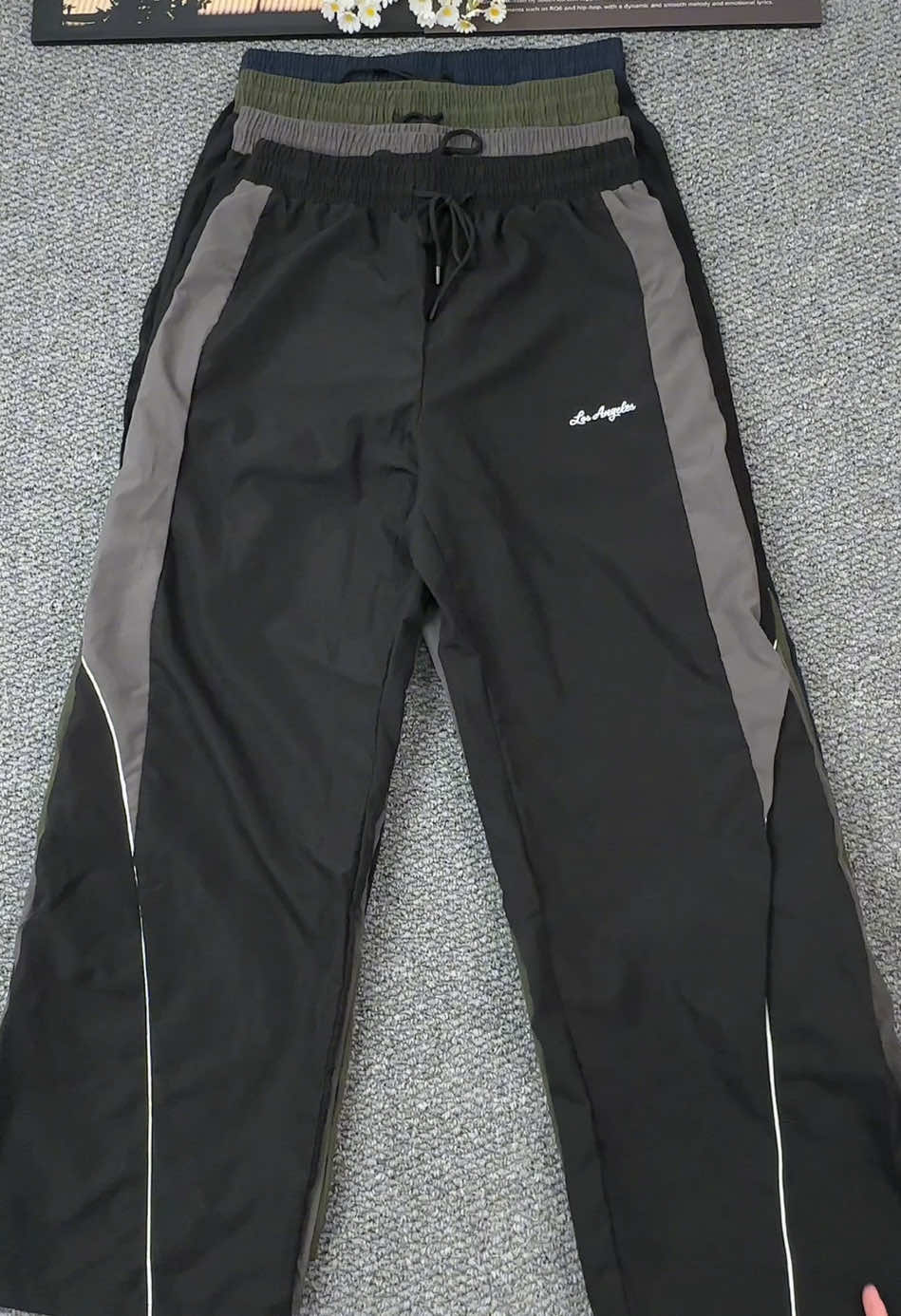 Wide-leg + side stripes = instant streetwear flex 🔥 #sportspants #pants #loose #streetwear #mens #widelegpants #casualpants #tiktokshoplabordaysale #spotlightfinds