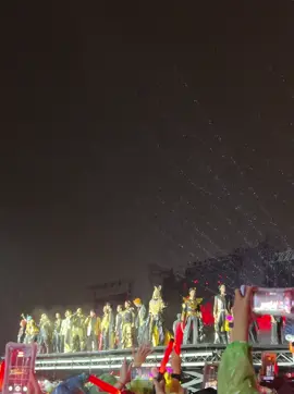 Call me by fire in the rain -  Hoả ca dưới mưa - hú hét kinh quá nhưng đỉnh thật sự cơn mưa #d6 không khiến #atvncgconcert bớt nóng đi chút nào. Choáy vãi 