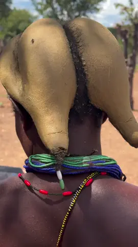 The Gambue women of Angola take care of their hair by applying a mixture made with fat from milk. This practice not only beautifies and protects hair from dry weather, but it also symbolizes tradition and connection to its cultural identity. #inspirationofafrica 