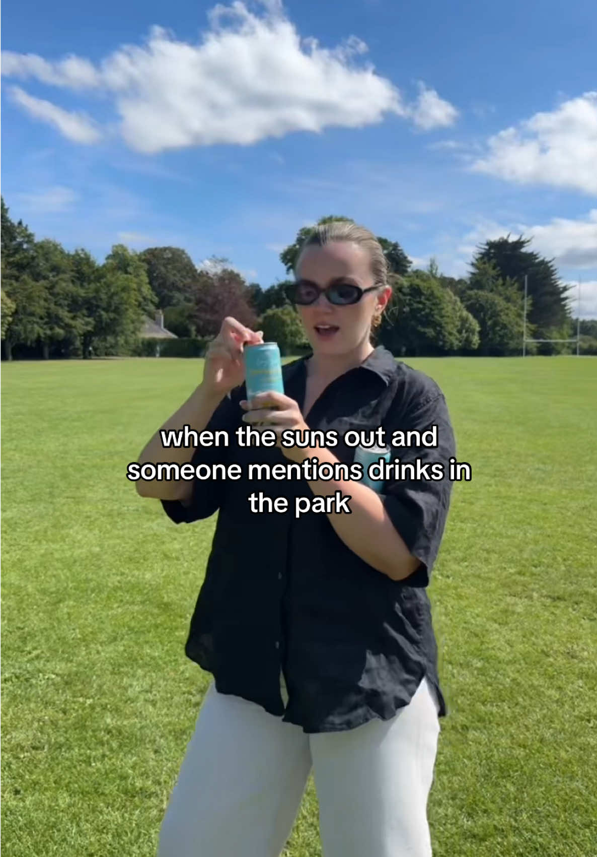 Sun + drinks = only one thing 🧺💛 #dublin #ireland #Summer #peachicedtea #icedtea #lemonicedtea #beverage #drinks 