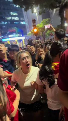 Riết rồi k biết đi xem diễu binh hay đi xem drama nữa 😓