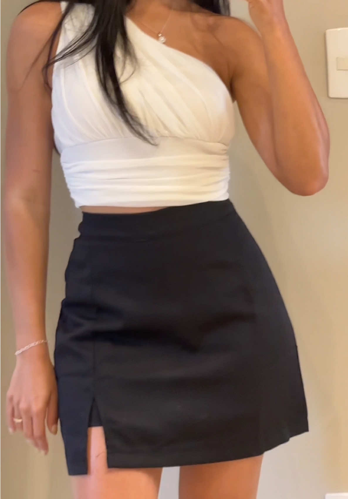 Short saia alfaiataria com fenda frontal e cintura alta, uma peça moderna e versátil que combina com looks elegantes ou despojados ✨🖤 #ShortSaia #ModaFeminina #LookDoDia #EstiloElegante #Alfaiataria     