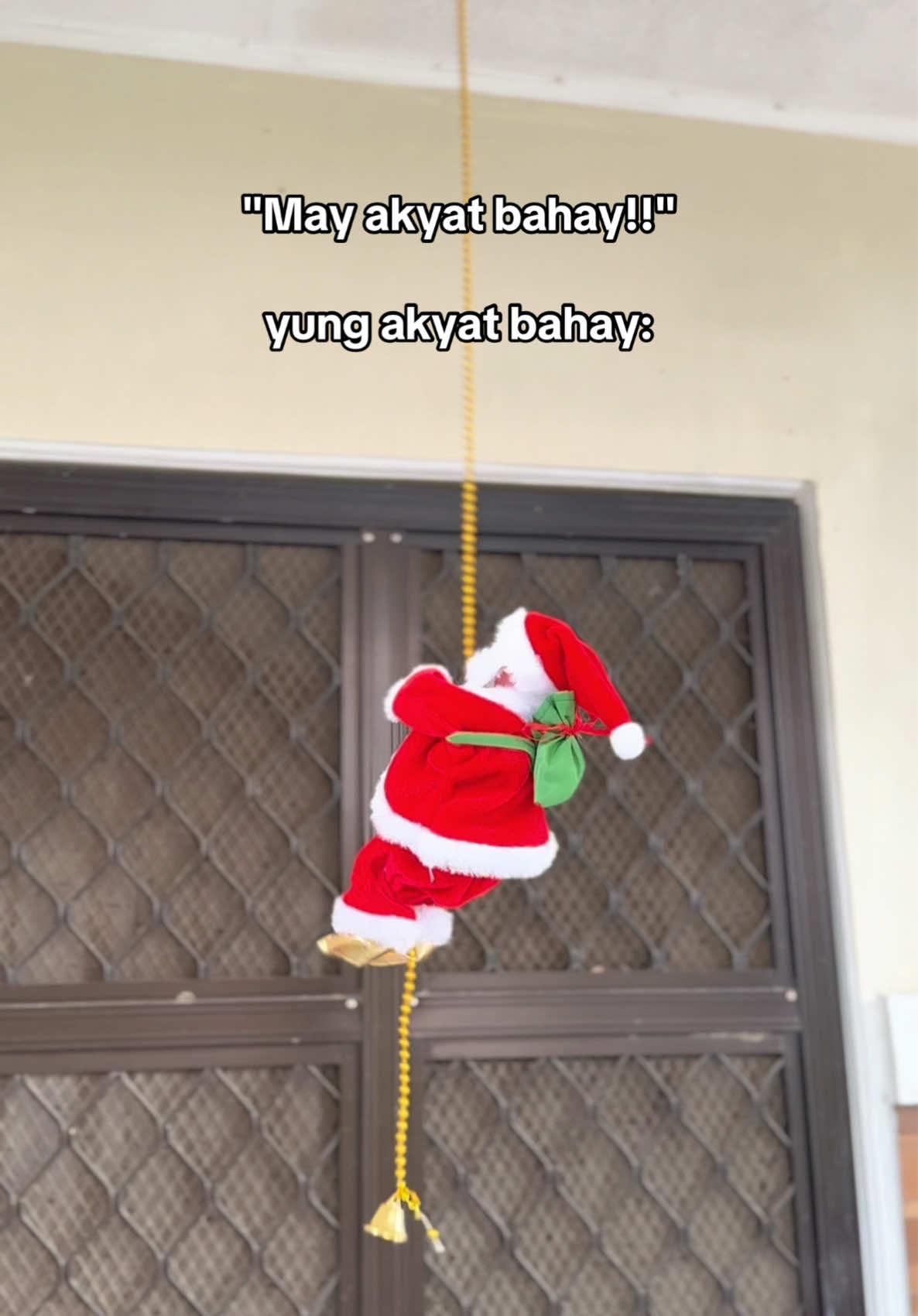 Replying to @☀️🌙⭐ Sobrang cute nitong climbing santa claus! may sounds pa yan kaya nakakaaliw talaga 🥰🎅🏻  #santaclausdecoration #climbingsanta #climbingsantaclaus #christmasdecor  