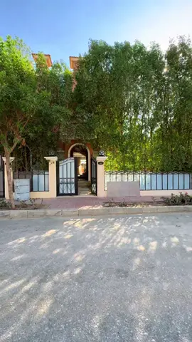 ✨ فيلا تاون هاوس للبيع في كمبوند نيوم أكتوبر ✨ 	•	المساحة الكلية: 286 م 	•	مساحة المباني: 165 م 	•	حديقة خاصة: 121 م 📌 تشطيب ألترا سوبر لوكس – على المفتاح 📌 تصميم مودرن حديث 📌 شبابيك ألوميتال شتر كهرباء بالكامل 📌 مباع بالمطبخ والمرافق كاملة (غاز – مياه – كهرباء جاهزة) 🛏️ 3 غرف نوم (منهم ماستر) 🚿 3 حمامات 🏡 ريسيبشن واسع + مطبخ كبير 🔒 داخل كمبوند نيوم أكتوبر بخدمات متكاملة: أمن وحراسة – لاندسكيب – مناطق ترفيهية – كلوب هاوس – مناطق تجارية. 📞 للتواصل: 01016278080 👌 فيلا جاهزة للسكن فورًا بدون أي مصاريف إضافية. #عقارات #building #resale #عقاراتي #شعب_الصيني_ماله_حل😂😂 