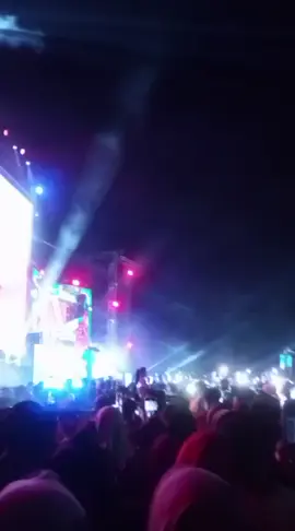 Ribuan warga tumpah ruah di Alun-Alun Simpang 7 Kudus untuk menyaksikan penampilan grup musik dangdut hip hop NDX AKA. Tidak hanya warga Kudus, para penonton juga hadir dari Rembang, Pati, Jepara, hingga Blora. Rabu, 27 Agustus 2025 malam. NDX A.K.A sukses membawakan lagu-lagu hits hingga para penonton bergemuruh. Di antaranya, Ditinggal Rabi, Nemen, Cinta Tak Terbatas Waktu, Kimcil Kepolen, Kelingan Mantan, Ngertenono Ati, Dumes, hingga Tresno Tekan Mati. #jurnalpantura 