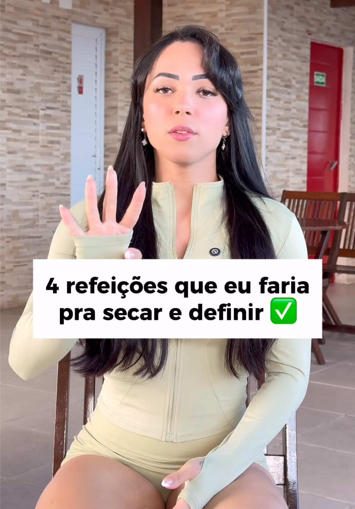 4 refeições que eu faria pra secar e definir Muita gente acha que dieta pra emagrecer é só salada ou passar fome… mas a verdade é que a base está no equilíbrio entre carboidratos, proteínas e gorduras, sem cortar o que você gosta de comer. ☀️ Café da manhã: pão francês com ovo + muçarela, melancia e café com leite desnatado → energia, proteína e fibras logo cedo. 🍴 Almoço: arroz ou macarrão, feijão, frango/ sobrecoxa sem pele, salada à vontade e um doce zero açúcar → refeição completa e sem culpa. 🥤 Lanche da tarde: vitamina com leite desnatado, whey, banana congelada e aveia → prático, nutritivo e saciante. 🌙 Jantar: purê de batata com requeijão light, carne moída, legumes e gelatina diet → leve e nutritivo pra fechar o dia. ✅ A estratégia é simples: comer de tudo, mas nas quantidades certas, respeitando seu objetivo. Não precisa cortar pão, arroz ou sobremesa, basta aprender a ajustar. 👉 Segue a @_luizamota e aprende como mandar embora a pança de baiacu sem abrir mão do sabor! . #dicasfitness #vaiprofycaramba #dieta #emagrecer #viraltiktok 