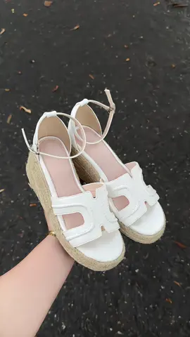 Đế xuồng nên cũng dễ đi lắm#giaysandal #sandaldexuong #goccuahonghong #viral 