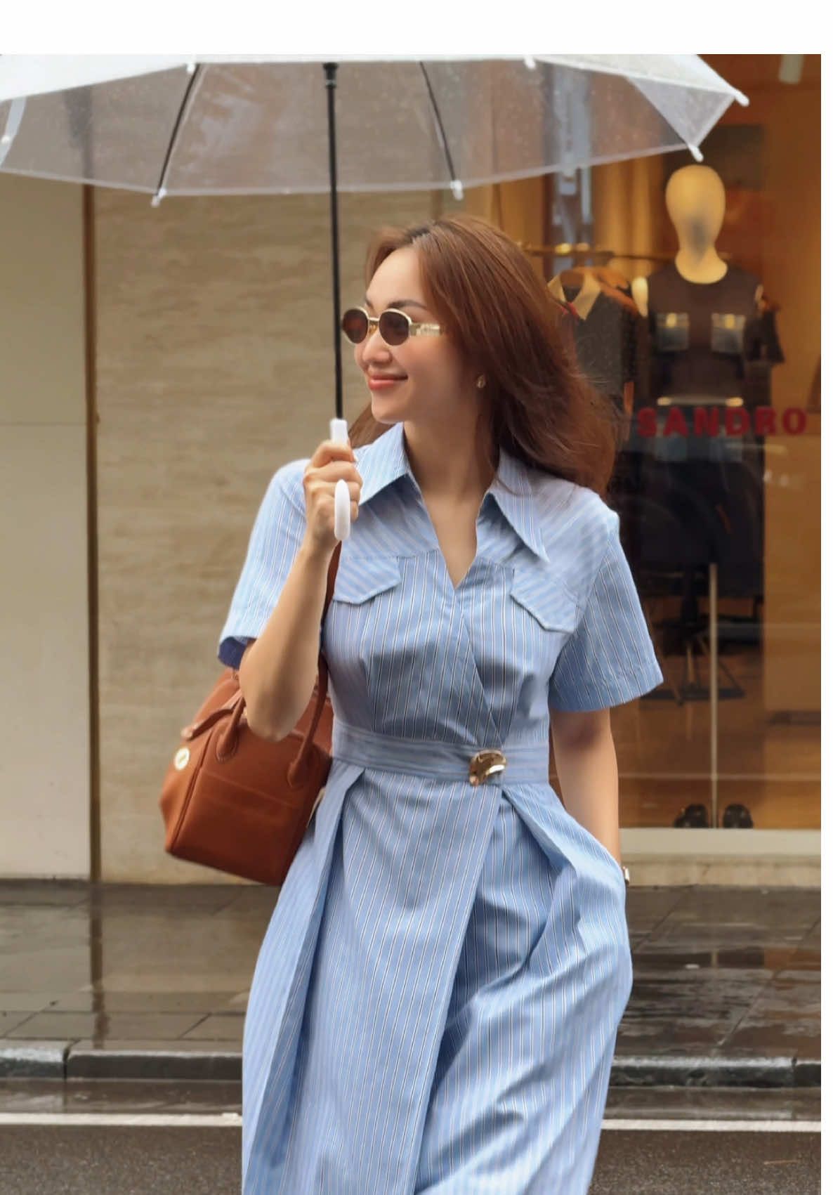 Chiếc váy sơ mi dáng dài – phom gọn gàng, tinh giản, mang vẻ đẹp cổ điển nhưng vẫn đủ hiện đại để đồng hành cùng nàng trong mọi khoảnh khắc. ---------- Long shirt dress - neat, simple shape, classic beauty but still modern enough to accompany her in every moment. #HAGOO #NewCollection #ThoiTrangNuCaoCap #OfficeOutfit #DieuBinh 