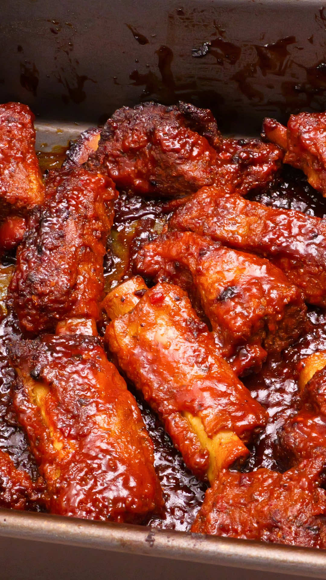 Costine di maiale al forno con salsa bbq e spezie Ingredienti per 4 persone 2kg di costine di maiale 7-8 cucchiai di mix spezie (aglio in polvere, coriandolo, rosmarino, cipolla disidrata, peperoncino secco, paprika affumicata, sale, pepe nero) 200 ml di salsa bbq Sale q.b. #bbq #ricette #ribs