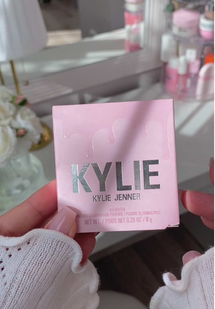 @belleboxro September sneak peek  🌸🍨✨🤎 Cutia lunii septembrie conține acest minunat produs de la Kylie Cosmetics   ✨Pressed illuminating powder ✨ #belleboxro #makeup #makeuplover #makeupessentials #girlythings @Kylie Cosmetics 