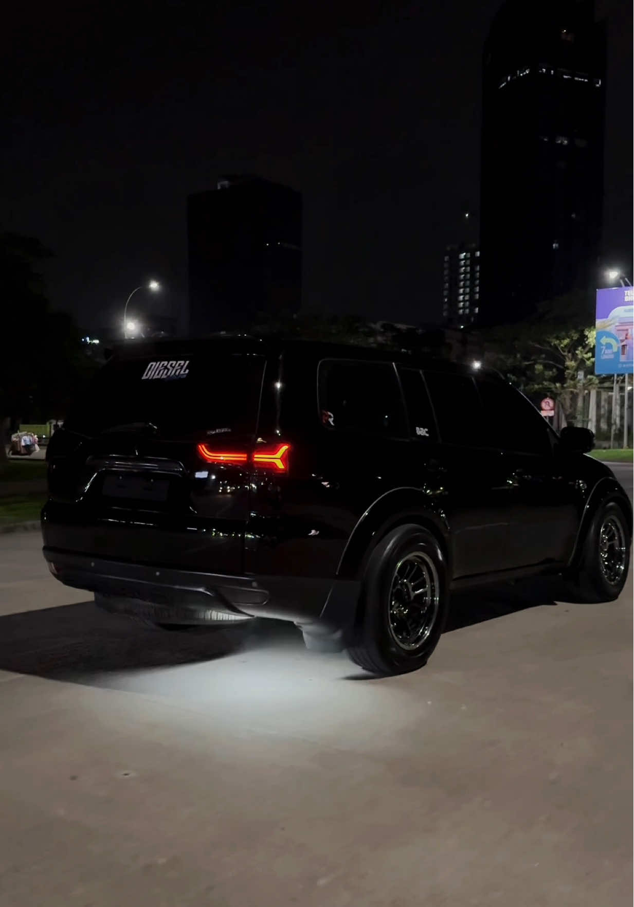 🔥🔥 #pajeromodifikasi #lampustrobo #pajerodakar #carlighting #fyp 