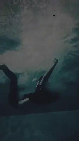 Hi, i‘m raevr and this is „Chaos of the world“ :) It’s out now on all platforms 🫶 #electronicmusic #jumpstyle #darkwave #foryou #hardstylemusic 