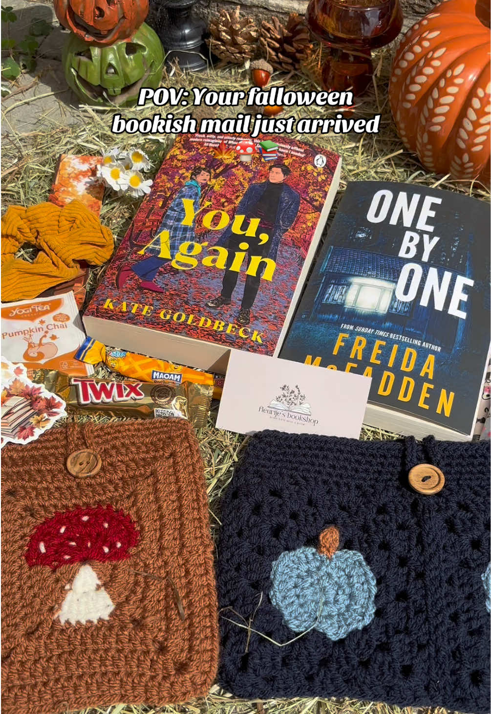 Pov: your falloween bookish mail just arrived on your doorstep 🍄🍁📚 Order your falloween blind date or booksleeve on fleurtjesbookshop.be or click the link in our bio 🥰 #halloween #BlindDateWithABook #fall #BookTok #booksleeve 
