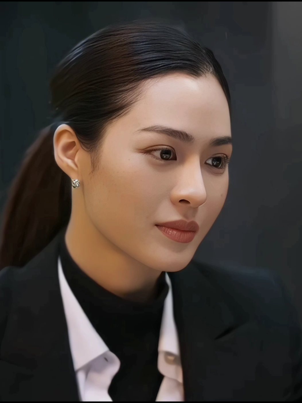 Por trás do olhar encantador, habita a coragem de quem enfrentaria o mundo inteiro para proteger a pessoa amada. #lingorm #เพียงเธอ #OnlyYouTheSeries #หลิงออม#linglingkwong 