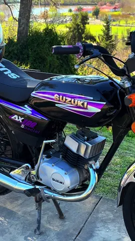 Única la Suzi💜😍  . #Suzuki #ax100 #suzukiax100 #moto #ploteo 