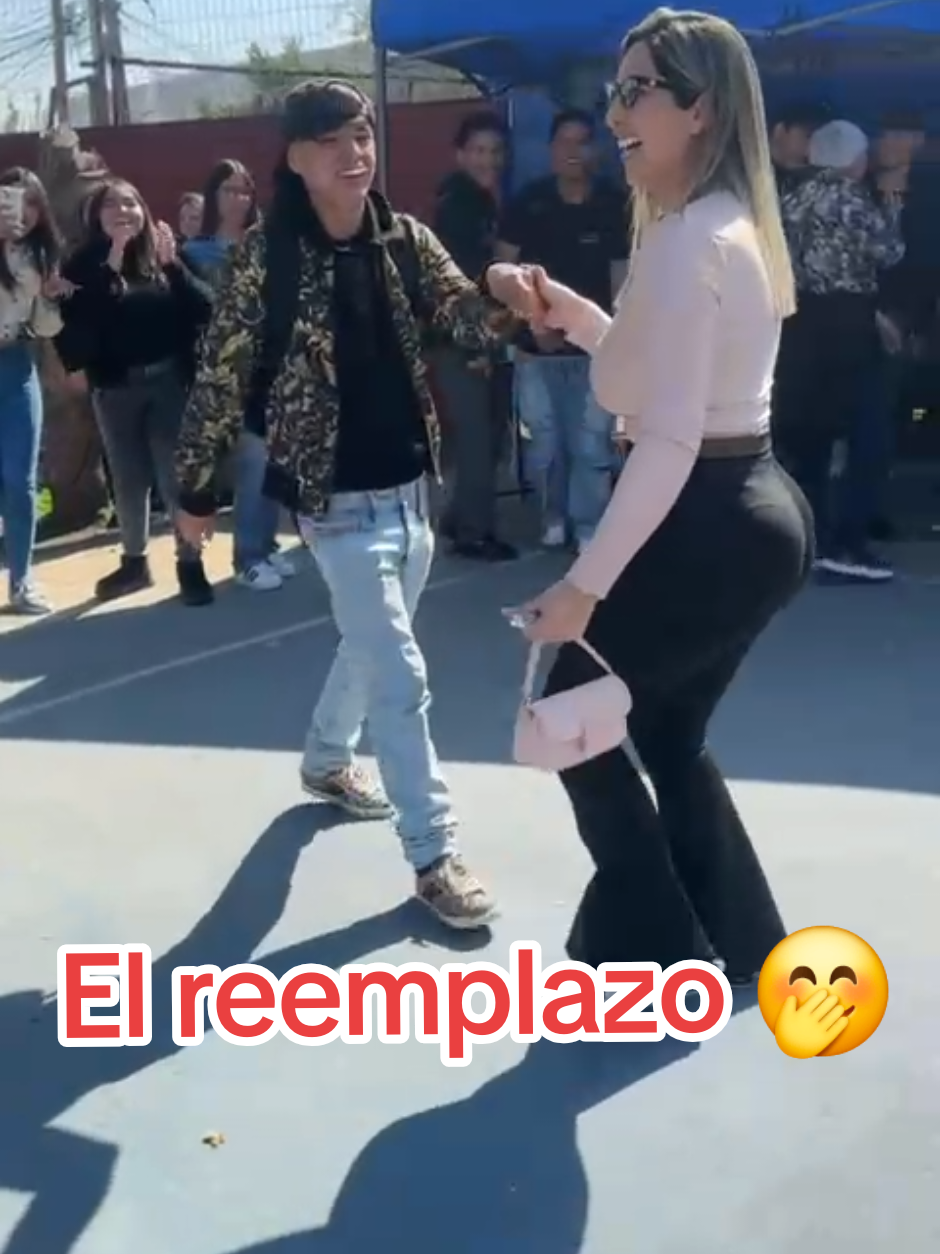 gracias prima @barby 🫶🏻 y a @🧨👑💃𝓟𝓪𝔃👑💃🧨  por apañar en la actividad del dia Técnico Profesional 😍 #tuneada  #yalunaaa  #colegios  #paratiiiiiiiiiiiiiiiiiiiiiiiiiiiiiii  #Viral @🤑 🇱🇷🍀🎰 