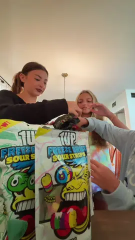 my first time trying freeze dried candy🔥🍭🍬🍥 #candy #freezedriedcandy #freezedried 