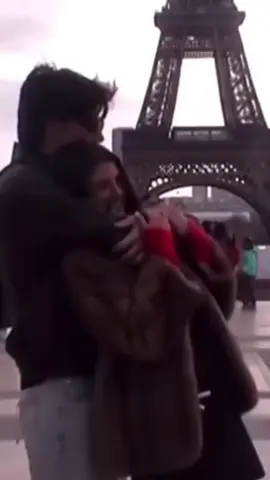 بين ايدي وأحس انك بعيد ذوب بأحضاني مثل قطعة جليد علم العشاق كيف الحب يكون بلا حواجز احلي طعم الحب أكيد. #fyp #explore #4v 