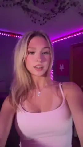 #snowbunnies #wasian #asian #arch #archtrend #snowbunny #fakebody #blonde #blondegirl #bikini #bodytea #cracked #cracking #sophierain 