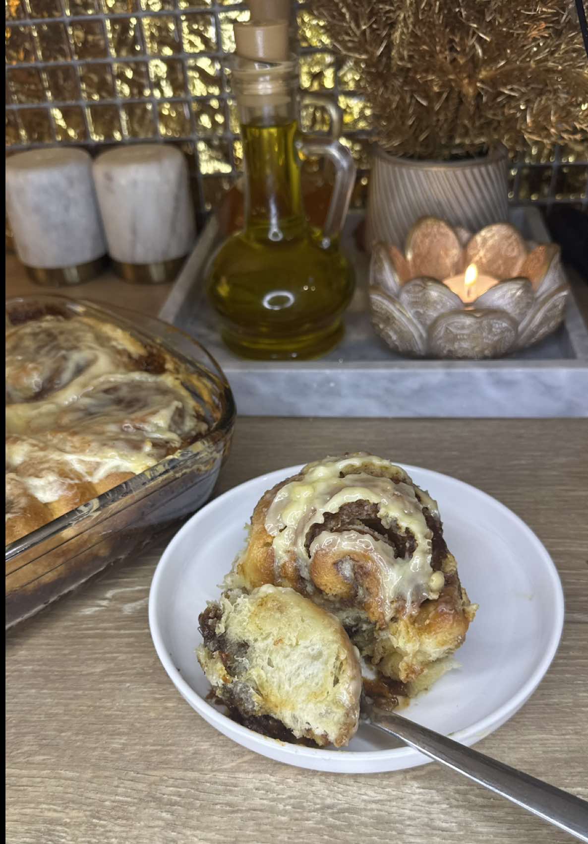 Cinnamon rolls recipe 🤎 Ingrédients pour la pâte / Dough Ingredients : 600 g de farine / 600 g flour 300 ml de lait tiède / 300 ml warm milk 7 g de levure sèche (ou 1/2 cube de levure fraîche) / 7 g dry yeast (or 1/2 cube fresh yeast) 110 g de beurre fondu / 110 g melted butter 80 g de sucre glace / 80 g powdered sugar 25 g de sucre / 25 g granulated sugar 1 c. à soupe d’arôme de vanille / 1 tbsp vanilla extract 1 c. à café de sel / 1 tsp salt 40–50 ml de crème liquide (fond du moule) / 40–50 ml heavy cream (for the bottom of the pan) Ingrédients pour la garniture / Filling Ingredients : 110 g de beurre mou / 110 g soft butter 200 g de sucre roux / 200 g brown sugar 70 g de miel de fleurs / 70 g flower honey 2,5 c. à café de cannelle / 2.5 tsp cinnamon Ingrédients pour le glaçage / Glaze Ingredients : 170 g de Philadelphia / 170 g cream cheese 80 g de beurre mou / 80 g soft butter 80 g de sucre glace / 80 g powdered sugar 1 c. à soupe d’arôme de vanille / 1 tbsp vanilla extract Étape 1 : Préparer la pâte Commencez par tiédir le lait. Ajoutez-y la levure, mélangez, puis laissez reposer 10 minutes pour l’activer. Dans un grand saladier, versez la farine et formez un puits. Ajoutez les ingrédients liquides, puis les ingrédients secs. Pétrissez jusqu’à obtenir une pâte homogène, souple et légèrement collante. Ajoutez un peu de farine si nécessaire, mais pas trop, pour ne pas durcir la pâte. Couvrez hermétiquement et laissez lever pendant 2 h dans un endroit chaud. Step 1: Prepare the dough Warm the milk slightly, add the yeast, stir, and let sit for 10 minutes. In a large bowl, pour in the flour and make a well. Add the wet ingredients first, then the dry ones. Knead the dough until smooth and soft. Add flour only if really needed — too much makes it dry. Cover tightly and let rise in a warm place for 2 hours. Étape 2 : Préparer la garniture Battez le beurre jusqu’à ce qu’il soit jaune pâle. Incorporez ensuite le sucre roux, le miel et la cannelle. Mélangez jusqu’à obtenir une pâte lisse. Step 2: Make the filling Beat the butter until pale yellow. Add brown sugar, honey, and cinnamon. Mix until smooth and uniform. Étape 3 : Façonner la pâte Dégazez la pâte levée, puis étalez-la sur un plan fariné en un grand rectangle d’environ 0,5 cm d’épaisseur. Step 3: Roll out the dough Punch down the risen dough gently. Roll it out into a large rectangle, about 0.5 cm thick. Étape 4 : Garnir Étalez uniformément la garniture sur toute la pâte. Step 4: Spread the filling Spread the prepared filling evenly over the entire surface of the dough. Étape 5 : Rouler et découper Roulez la pâte délicatement. Pour couper des tranches régulières sans l’écraser, utilisez un fil : glissez-le sous le rouleau, croisez au-dessus et tirez. Step 5: Roll and slice Gently roll up the dough. To slice evenly without squashing, use thread: slide under, cross above, and pull tight. Étape 6 : Deuxième pousse et cuisson Disposez les morceaux dans un moule légèrement beurré. Couvrez et laissez reposer 30 min. Versez ensuite la crème liquide dans le fond du moule. Faites cuire 50 à 55 min à 175–180°C. Step 6: Second rise & baking Place the rolls in a greased baking dish. Cover and let rise again for 30 minutes. Before baking, pour heavy cream into the bottom of the dish. Bake at 175–180°C (347–356°F) for 50–55 minutes. Étape 7 : Préparer le glaçage Tamisez le sucre glace, puis mélangez-le avec le beurre mou et le Philadelphia. Ajoutez la vanille et fouettez jusqu’à consistance crémeuse. Step 7: Make the glaze Sift powdered sugar, then mix with soft butter and cream cheese. Add vanilla and beat until smooth and creamy. Étape 8 : Laissez les roulés tiédir 10 à 15 minutes après cuisson, puis étalez le glaçage sur le dessus encore tiède. Step 8: Let the rolls cool slightly, then spread the glaze over them while still warm for a melty finish. ✅ Astuce / Tip : Couvrez les rolls encore tièdes avec du film alimentaire pour les garder ultra moelleux ! #cinnamonroll #baking #girlstherapy #bakingtherapy #Recipe 