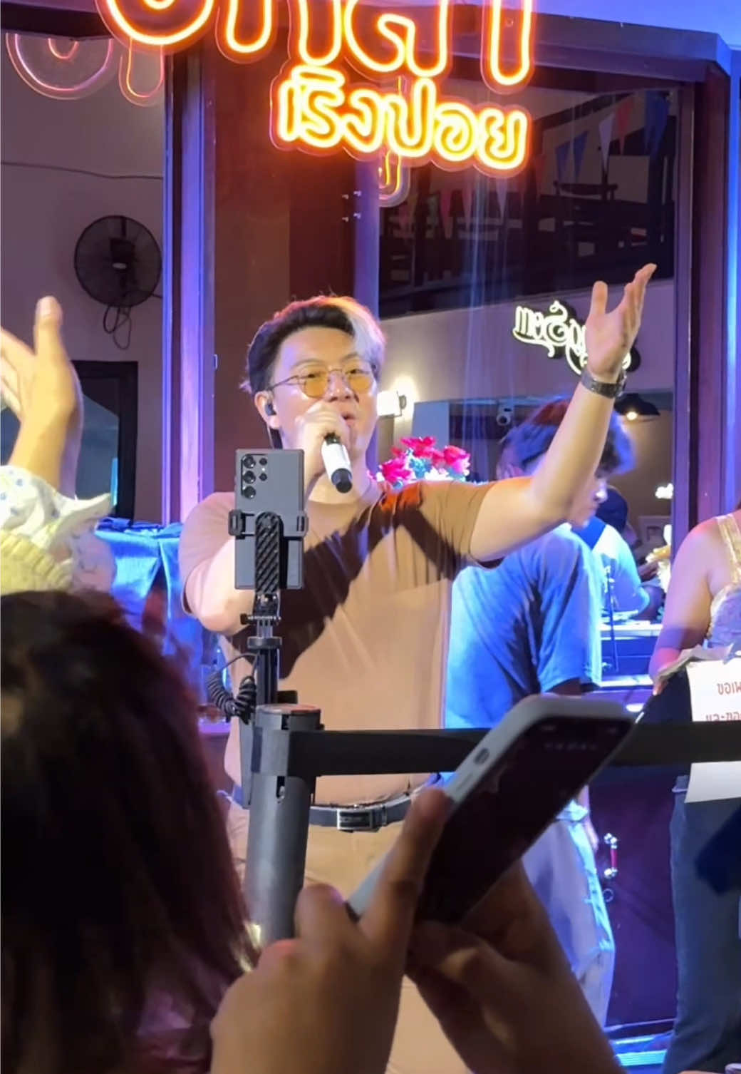 @AwarinBandChiangmai @🎤เค้ก Cake.yannawit 🎂🎶 ร้านอยู่ในโครงการ Airport avenue โครงการใหม่ ตรงข้ามกาดมณีก่อนถึงแยกโร ลูกค้าสามารถพิมชื่อ ร้าน อีหล้าเริงปอย ใน google map ได้เลยค้าบเปิด ทุกวัน 17.00-00.00 #อีหล้าเริงปอย #ร้านดังเชียงใหม่ #ร้านเด็ดเชียงใหม่ #เชียงใหม่ #รีวิวเชียงใหม่ 