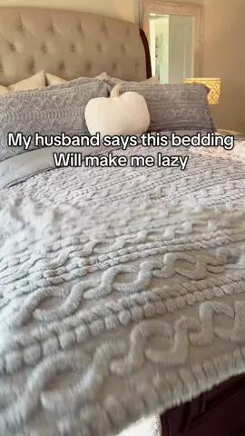 Warning: once you slip under this 3-piece knitted comforter set, you may never want to get up again 😴✨ Extra soft, extra comfy, and made for cozy season—your bed just became your favorite place on earth #CozySeasonVibes #SnuggleGoals #ComfyCore #StayInBedEnergy #roomglowup 