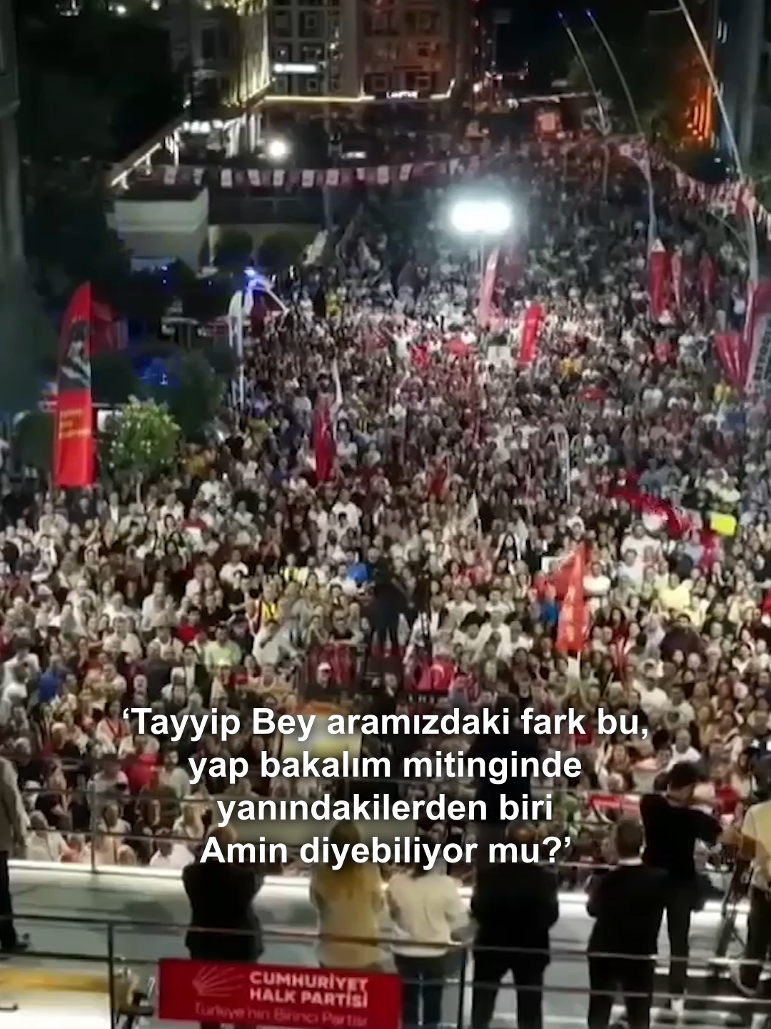 CHP’nin Millet İradesine Sahip Çıkıyor’ mitinginin bu haftaki adresi Beyoğlu. Özel, miting alanına “Allah tüm hırsızların belasını versin” dedi, alan “Amin” diyerek cevapladı. Ardından Özel Cumhurbaşkanı ve AKP Genel Başkanı Erdoğan’a seslenerek “Tayyip Bey aramızdaki fark bu, yap bakalım mitinginde yanındakilerden biri Amin diyebiliyor mu? Cumhurbaşkanına hakaret olur diye ağızlarını açamazlar!” dedi.    #t24 #chp #özgürözel #istanbul #ekremimamoğlu #inangüney #beyoğlubelediyesi #miting #receptayyiperdoğan #akp #keşfet