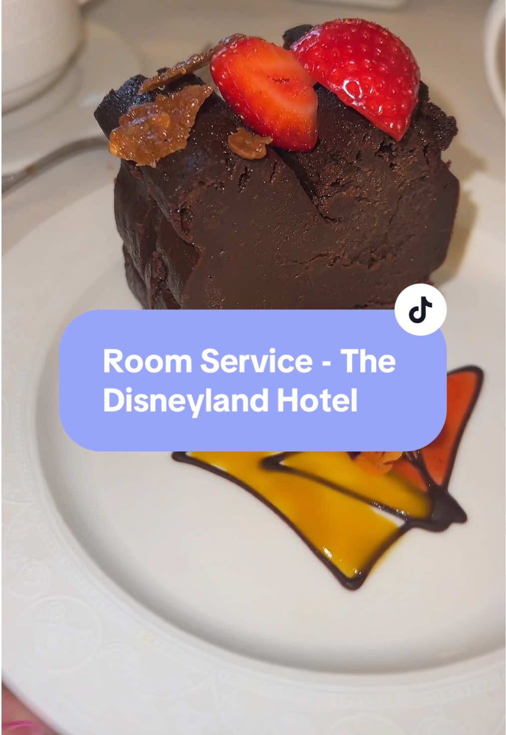 Room Service at The Disneyland hotel #roomservice #eatwithme #dinner #travel #FoodTok 