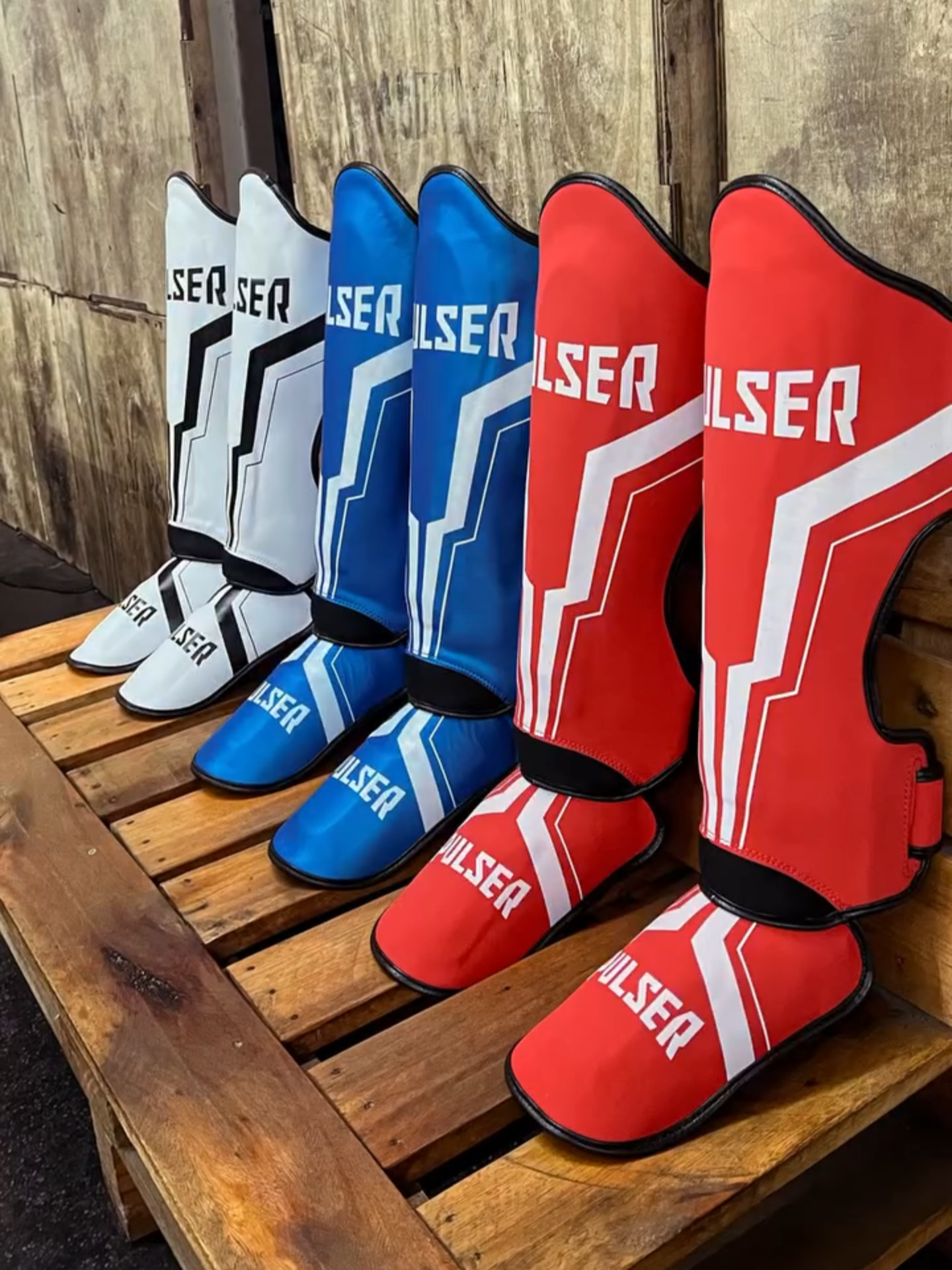 “Uni Duni Tê, qual cor eu vou escolher?” 🎨✨ As caneleiras Iron 30 mm Pulser são tão incríveis que fica difícil até de escolher! Seja para Muay Thai ou MMA, você vai treinar com estilo e máxima proteção. 🔹 Conforto supremo com 30 mm de proteção 🔹 Design anatômico que se ajusta perfeitamente 🔹 Durabilidade para os treinos mais intensos Qual é a sua cor favorita? 🔵🔴⚪ #PulserFight #MuayThai #MMA