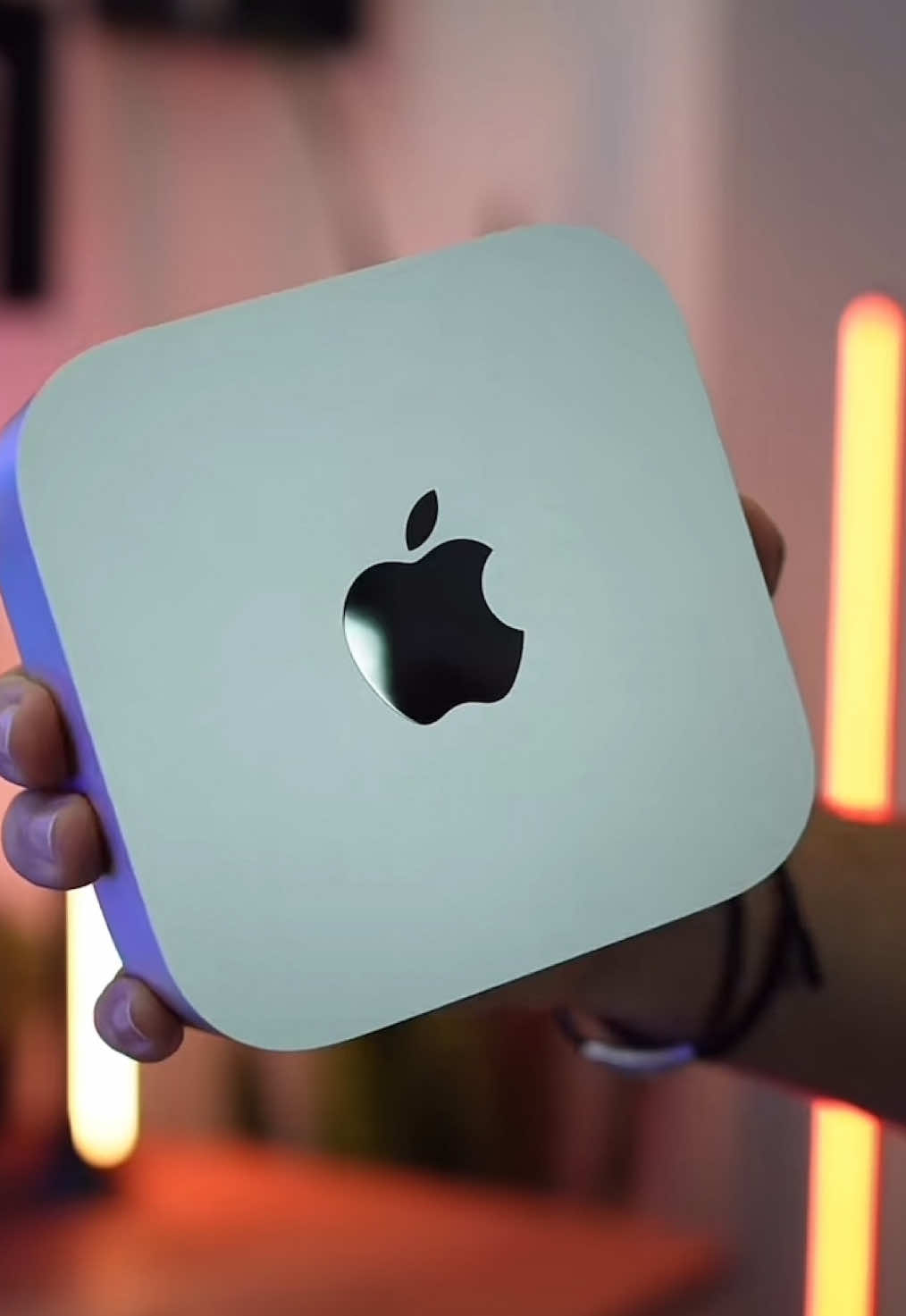 🖥️APPLE MAC MINI M4 1.  Diseño y dimensiones 	•	Compacto tamaño de 12,7 × 12,7 × 5 cm (aproximadamente 5 × 5 × 2 pulgadas), significativamente más pequeño que los modelos anteriores.     	•	Peso de solo 0,67 kg para el modelo M4 y 0,73 kg para el M4 Pro.   2. Chip M4 (Apple Silicon) 	•	CPU de 10 núcleos (4 de alto rendimiento y 6 de eficiencia). GPU de 10 núcleos.   	•	Incluye un Neural Engine de 16 núcleos para tareas de IA y aprendizaje automático, junto con un ancho de banda de memoria de 120 GB/s.    	•	Aceleración de hardware para formatos multimedia: H.264, HEVC, ProRes, ProRes RAW, y también AV1.   3. Variantes y memoria 	•	El modelo base cuenta con 16 GB de memoria unificada, configurable hasta 32 GB.   	•	El M4 Pro ofrece de serie 24 GB, ampliables hasta 64 GB.   4. Almacenamiento interno (SSD) 	•	Opciones de 256 GB, 512 GB, 1 TB o 2 TB para el modelo M4; el M4 Pro llega hasta 8 TB.   	•	A diferencia de modelos anteriores, el M4 permite cierto nivel de modularidad en el SSD (aunque Apple no vende módulos por separado).  5. Conectividad y puertos 	•	Delantero: 2 puertos USB-C (USB 3, hasta 10 Gb/s) y toma de auriculares de 3,5 mm.  	•	Trasero (modelo M4): 3 puertos Thunderbolt 4, HDMI, puerto Gigabit Ethernet (con opción hasta 10 Gb/s en configuraciones).   	•	Trasero (M4 Pro): 3 puertos Thunderbolt 5 (más rápido), HDMI, Ethernet Gigabit (con opción a 10 Gb/s).    6. Soporte de monitores externos 	•	Modelo M4: Permite hasta 3 monitores — dos 6K a 60 Hz por Thunderbolt y uno 5K a 60 Hz o 4K a 60 Hz por HDMI.  ✅La encontras solo aca!! ✅Compra seguro y facil desde la comodidad de tu casa. 📦Envios a todo el pais. #argentina #apple #iphone 