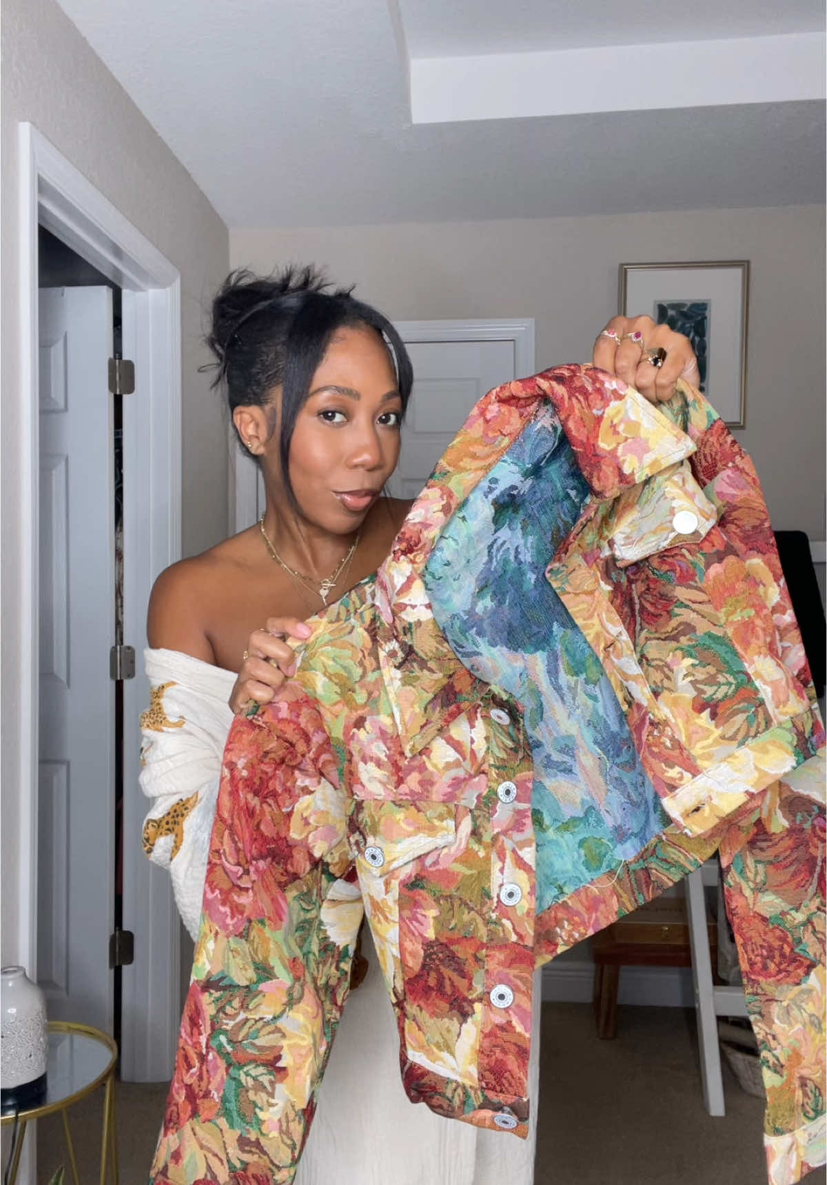 This Floral Cropped Jacket is EVERYTHING 💐🔥  #vintageclothes #vintagestyle #streetwearstyle #floralprint #croppedjacket #fallfashion #jacketseason #jacketweather #turah21 #streetwear 