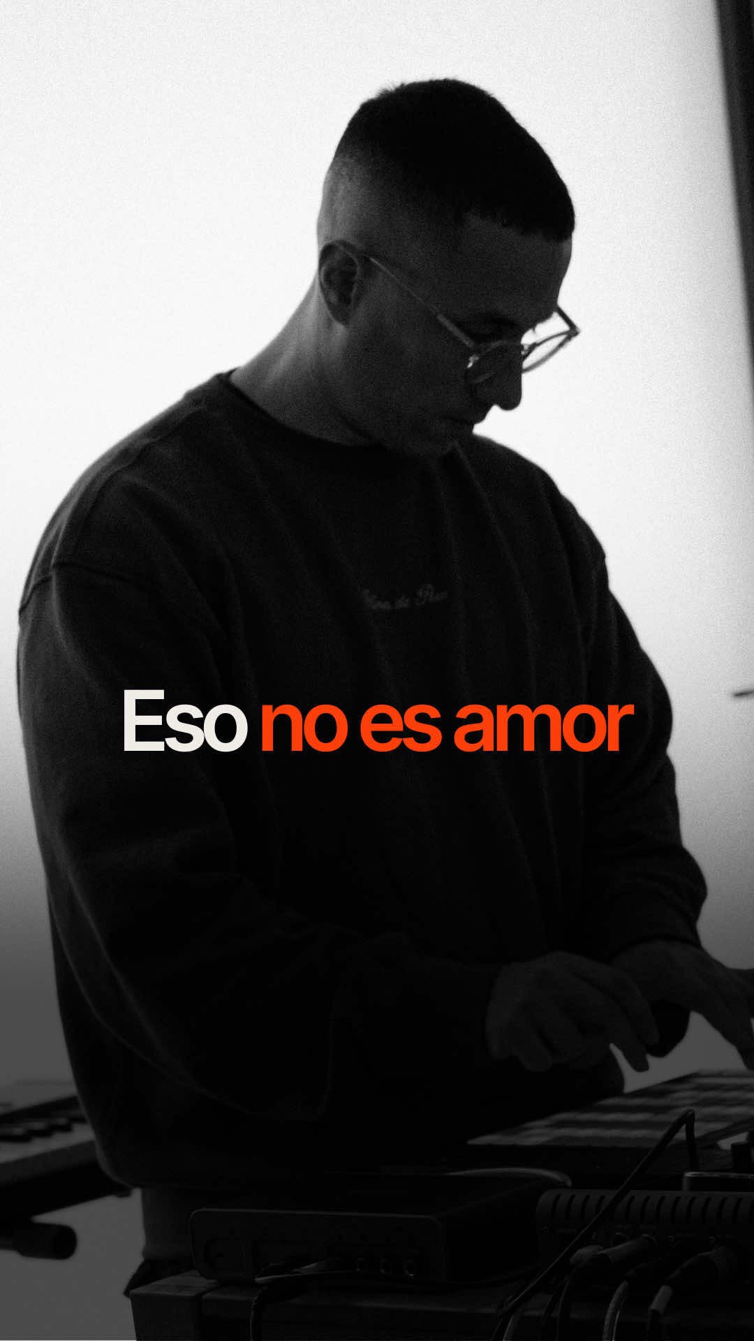 Amar a quienes piensan, creen o viven igual que tú es fácil. El verdadero reto es amar al distinto. Ahí es donde el amor se vuelve real. Ahí es cuando nos parecemos a Jesús. “Pero yo os digo: amad a vuestros enemigos, bendecid a los que os maldicen, haced bien a los que os aborrecen, y orad por los que os ultrajan y os persiguen.” — Mateo 5:44