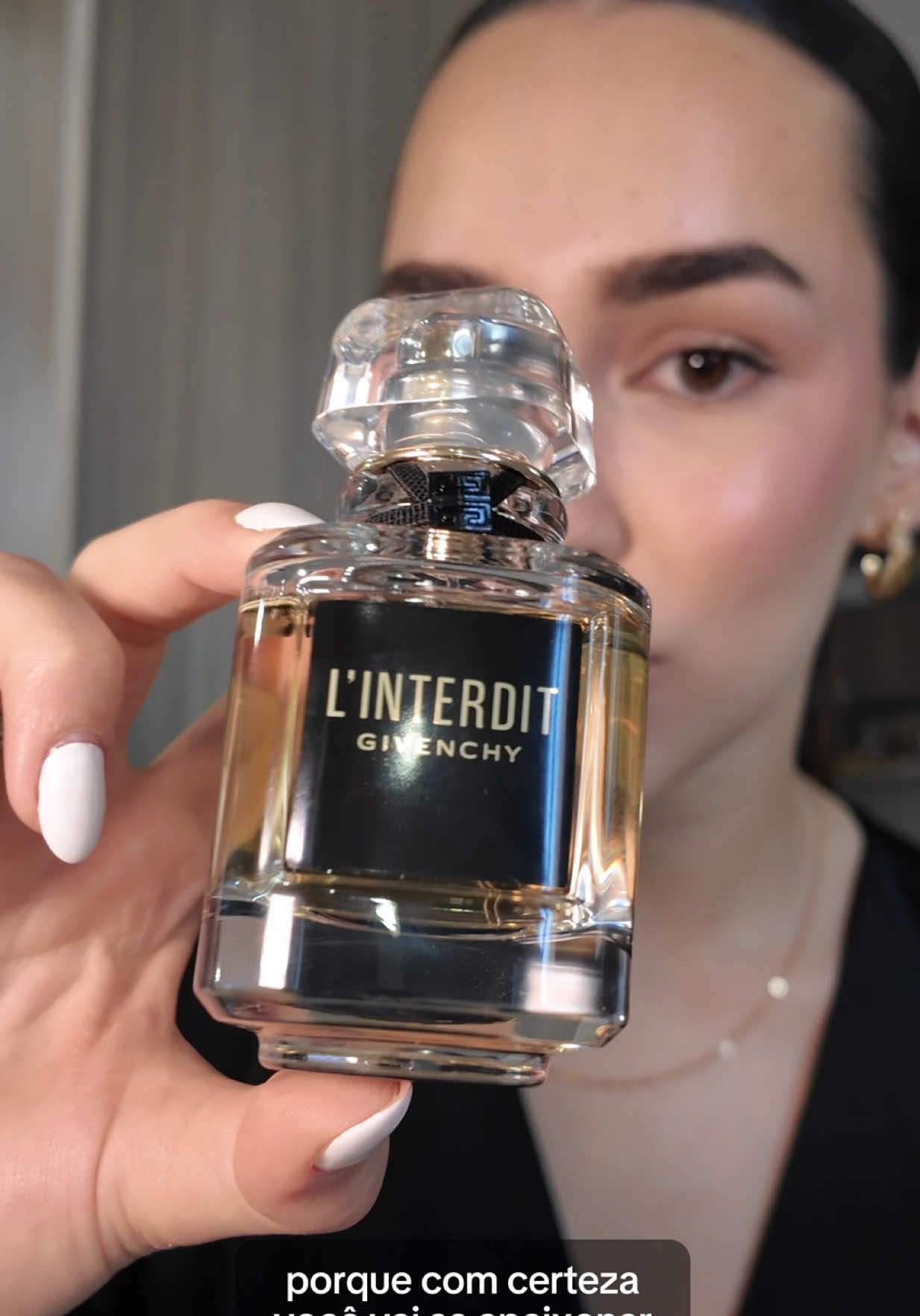 Ousado, elegante, inesquecível. O novo L’Interdit Parfum envolve com flores brancas, mimosa radiante e bálsamos preciosos. Um legado que não se esquece. Je vous l’interdis. #LInterdit #GivenchyBeauty @Givenchy Beauty 