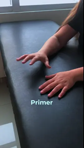 ¿Sentís rigidez o molestias en las manos y dedos? 🤕 ¡Es hora de moverlos! 🔄✨ 🔥 Probá estos ejercicios de movilidad y sentí la diferencia 💯🙌 ✅ Mejora la flexibilidad ✅ Previene lesiones ✅ Reduce la tensión 💾 Guardá este video y compartilo con alguien que lo necesite! 🏋️‍♂️💙 #cuidatucuerpo  #movilidad  #manosfuertes  #playsafe  #saludenmovimiento 