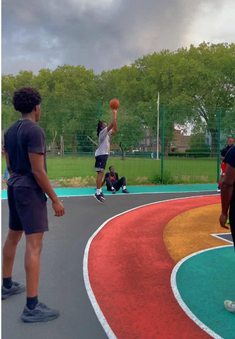 I was expecting a self lob and dunk … but instead got a wide open high arc airball 🤣🏀 Expectation vs reality at its finest 👀