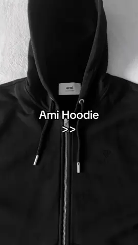 IG : reserve_exclusive . N’hésitez pas à me DM ! #SweatZippé #HoodieStyle #amiparis #reserve_exclusive #StreetStyle 