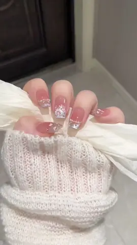 Nắm lấy tay e #nailtrend2025 #castlecorenails #nails2inspire #coffinnails #glitternails 