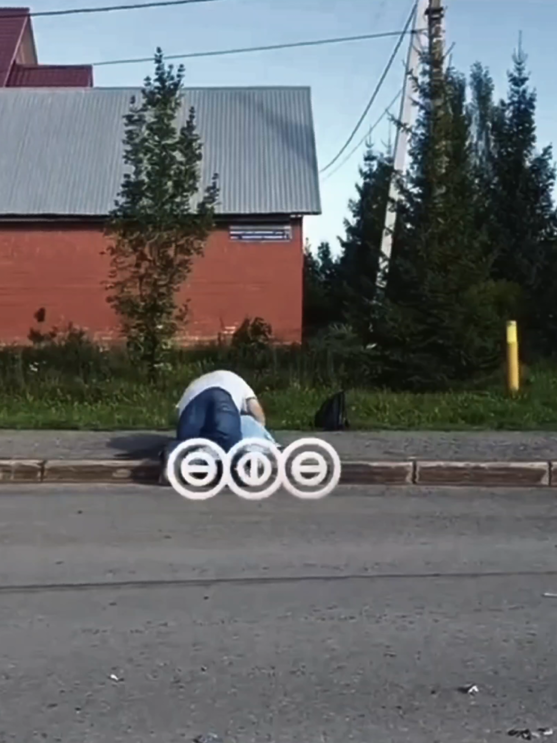 тг: по жести | Разогнавшись до 100 км/ч, он врезался в автомобиль и получил несовместимые с жизнью травмы. На место трагедии приехал его отец — он склонился над телом сына и сквозь слёзы попросил у него прощения.