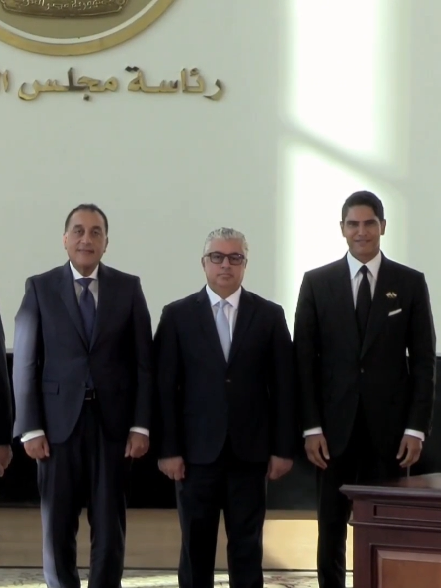 فخور بإطلاق مشروع صناعي ضخم في المنطقة الاقتصادية لقناة السويس لتصنيع الألواح والخلايا الشمسية وتخزين الطاقة، بالشراكة مع كبرى الشركات العالمية: شركة JA Solar الصينية، شركة Global South Utilities الإماراتية، وشركة Infinity Capital البحرينية. تم توقيع عقد تخصيص الأرض بحضور دولة رئيس مجلس الوزراء د. مصطفى مدبولي، والفريق كامل الوزير وزير النقل والصناعة، والسيد وليد جمال الدين رئيس الهيئة العامة للمنطقة الاقتصادية لقناة السويس، بما يعكس دعم الدولة الكبير لهذا المشروع الاستراتيجي. هذا المشروع ليس مجرد استثمار صناعي، بل خطوة استراتيجية لدعم التوجه نحو الطاقة المتجددة، رفع نسبة المكون المحلي، وخلق آلاف فرص العمل للشباب. مستمرون معًا في بناء مستقبل أخضر وصناعة وطنية تنافس إقليميًا وعالميًا. #أبو_هشيمة #الطاقة_المتجددة #المنطقة_الاقتصادية #قناة_السويس #صناعة_مصرية 