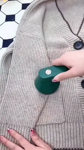 Chega de fiapinhos te deixarem na mão! 😱 Com o Papa Bolinha Elétrico, seu look fica novo em segundos: ele remove bolinhas e pelos rapidinho de casacos, blusas e muito mais. Sem fio e recarregável por USB, ele é compacto e tem design moderno – cabe na bolsa pra te acompanhar onde você for. Pronto pra arrasar sem fiapos? Garanta já o seu e brilhe com estilo! ✨ 	#tiktokshop 	#achadinhos 	#roupasemfiapos 	#moda 	#roupas 